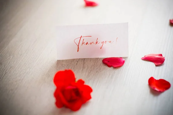 Bouquet of beautiful red roses in a basket on table — Stock Photo, Image