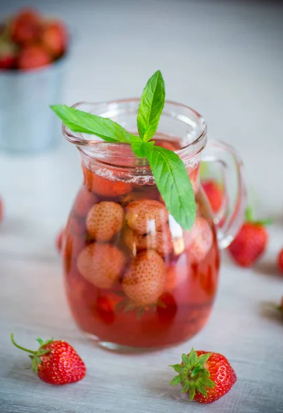 甜甜的新鲜浆果，用成熟的草莓制成，放在酒瓶里 — 图库照片