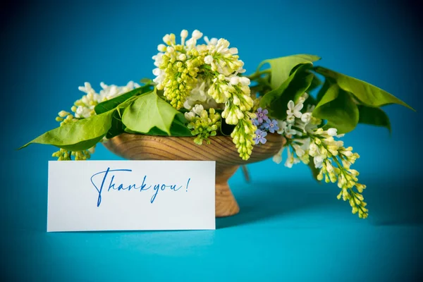 Ramo Lilas Blancas Con Tarjeta Felicitación Sobre Fondo Azul — Foto de Stock