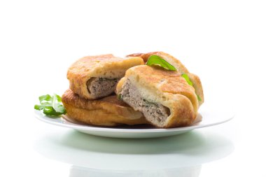 Beyaz arka planda tabakta etli kızarmış turtalar.