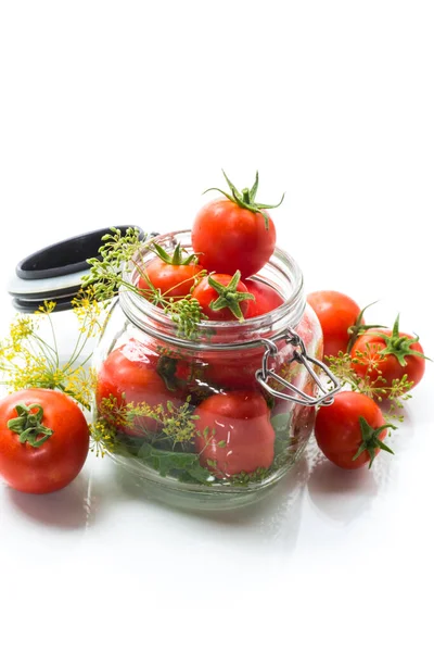 Frische Natürliche Tomaten Mit Für Die Konservierung Zubereiteten Gewürzen Isoliert — Stockfoto