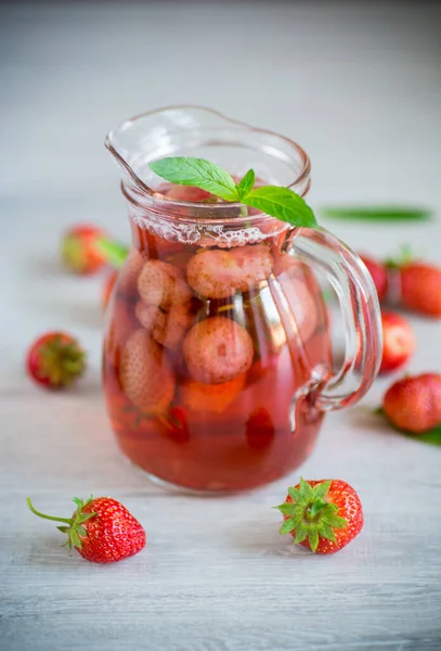 Compota Baga Refrescante Doce Morangos Maduros Decantador Uma Mesa Madeira — Fotografia de Stock