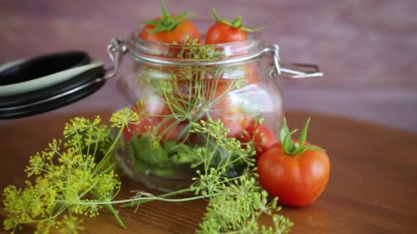 Натуральные помидоры со специями, приготовленными для сохранения — стоковое видео