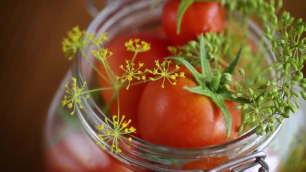 Pomodori naturali con spezie preparati per la conservazione — Video Stock