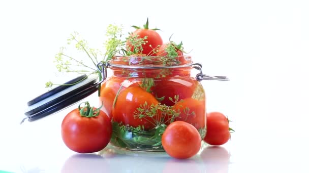 Tomat alami dengan rempah-rempah disiapkan untuk konservasi — Stok Video