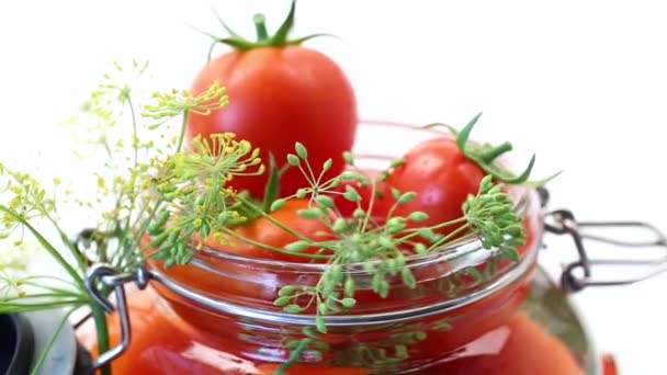 Natuurlijke tomaten met specerijen bereid voor conservering — Stockvideo