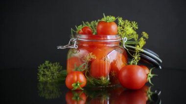 Doğal domatesler ve baharatlar korunmaya hazırdır.