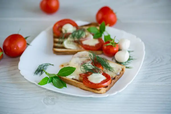 Pain Grillé Chaud Avec Mozzarella Tomates Dans Une Assiette Sur — Photo