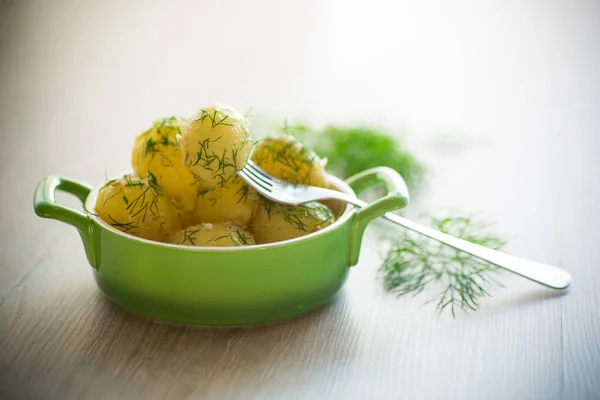 Ferveu Batatas Cedo Com Manteiga Endro Fresco Uma Tigela Uma — Fotografia de Stock