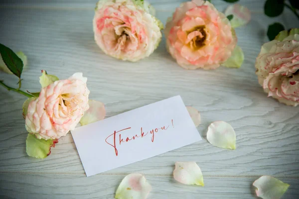 Boeket Van Prachtige Rozen Een Houten Tafel — Stockfoto