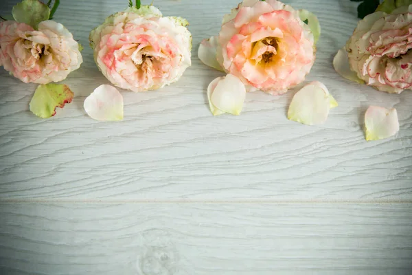 Bukiet Pięknych Róż Drewnianym Stole — Zdjęcie stockowe