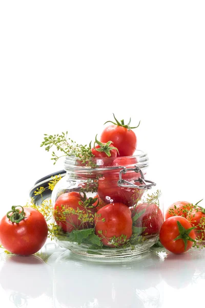 Tomates Frescos Naturais Com Especiarias Preparadas Para Conservação Isolados Sobre — Fotografia de Stock