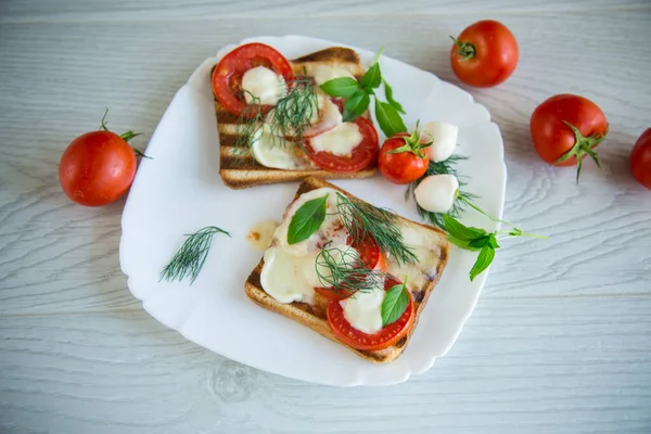 Pain Grillé Chaud Avec Mozzarella Tomates Dans Une Assiette Sur — Photo