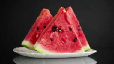 Masada taze olgun kırmızı karpuz parçaları var.