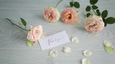 Masada bir buket güzel turuncu gül.