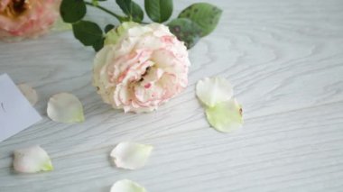 Masada bir buket güzel turuncu gül.