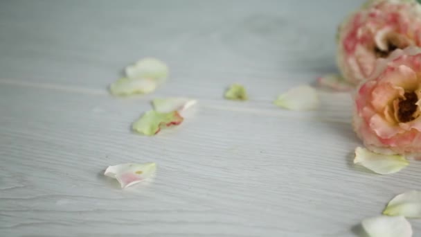 桌上摆放着一束漂亮的橙子玫瑰 — 图库视频影像