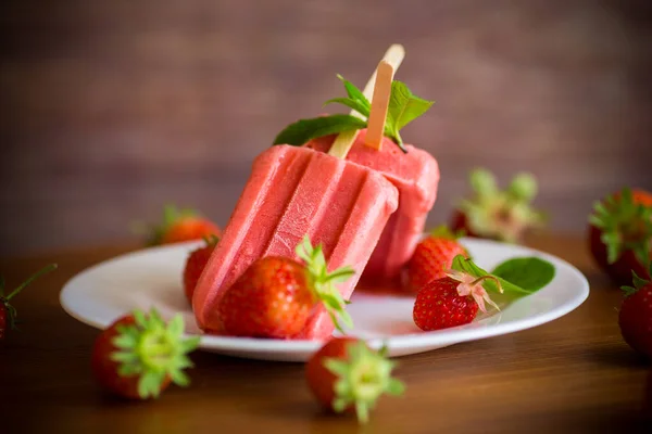 Homemade Strawberry Ice Cream Stick Made Fresh Strawberries Plate Wooden — Stock Photo, Image
