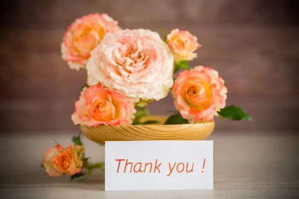 Buquê de belas rosas laranja na mesa Fotografias De Stock Royalty-Free