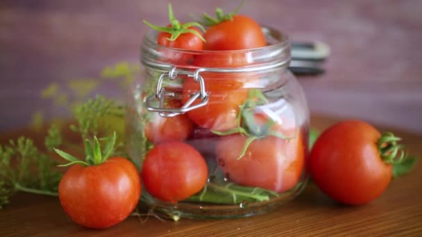 Tomates naturales con especias preparadas para la conservación — Vídeo de stock