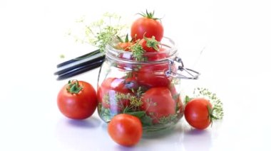 Doğal domatesler ve baharatlar korunmaya hazırdır.