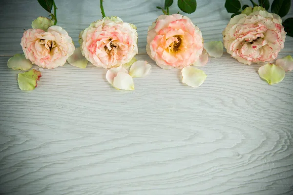 木制桌子上的一束美丽的玫瑰 — 图库照片