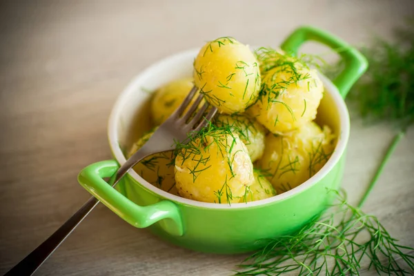 Ferveu Batatas Cedo Com Manteiga Endro Fresco Uma Tigela Uma — Fotografia de Stock