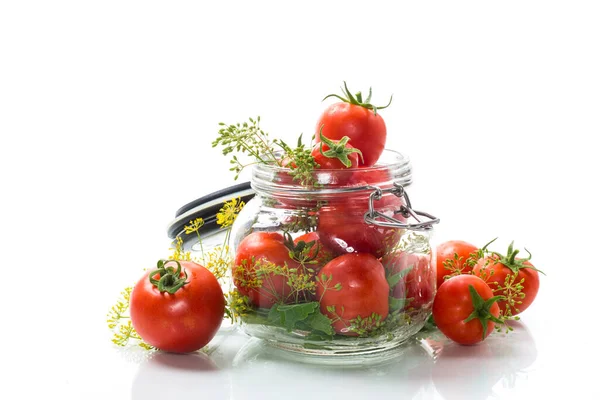 Frische Natürliche Tomaten Mit Für Die Konservierung Zubereiteten Gewürzen Isoliert — Stockfoto