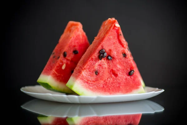 Pedaços Melancia Vermelha Madura Fresca Fundo Preto — Fotografia de Stock