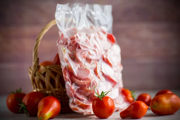 Tomates Congelados Saco Vácuo Uma Mesa Madeira — Fotografia de Stock