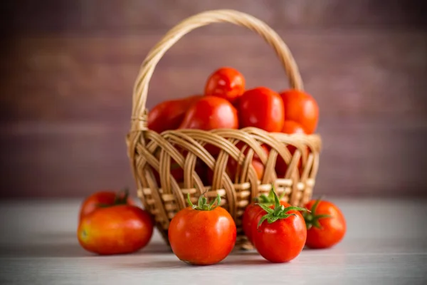 Frische Reife Rote Tomaten Einem Korb Auf Einem Holztisch — Stockfoto