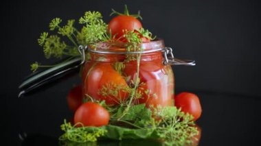 Korunmaya hazır baharatlı taze domatesler, siyah arka planda izole edilmiş.