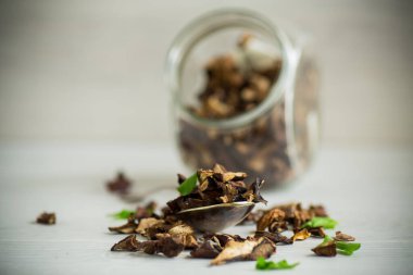 Açık ahşap bir masada kurutulmuş, yenilebilir mantarlar.