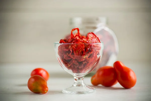 Een Handvol Gedroogde Tomaten Verse Tomaten Een Lichte Tafel — Stockfoto