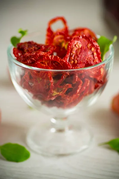 Handful Dried Tomatoes Fresh Tomatoes Light Table — Stock Photo, Image