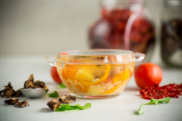 Σούπα Λαχανικών Αποξηραμένα Μανιτάρια Αποξηραμένες Ντομάτες Ένα Μπολ Στο Τραπέζι — Φωτογραφία Αρχείου
