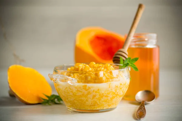 Papilla Calabaza Hervida Dulce Tazón Con Miel Una Mesa Madera — Foto de Stock