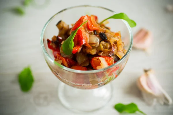 Gebratene Auberginen Mit Paprika Tomaten Zwiebeln Und Knoblauch Einer Glasschüssel — Stockfoto