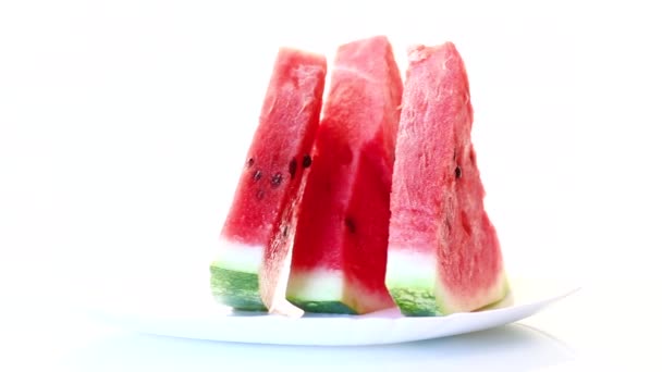 白色背景的新鲜成熟红瓜片 — 图库视频影像