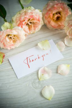 Tahta bir masanın üzerinde güzel güller.