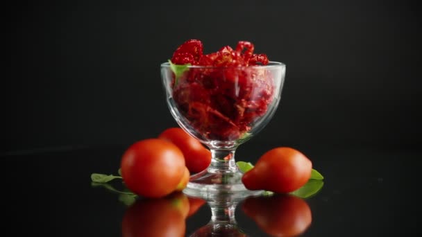 Puñado Tomates Secos Tomates Frescos Aislados Sobre Fondo Negro — Vídeos de Stock