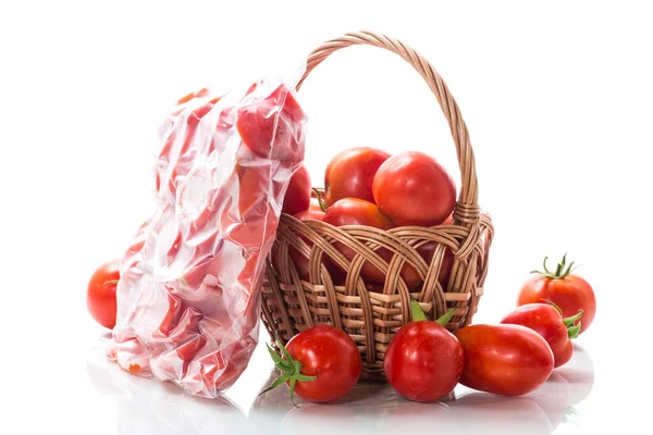 Gefrorene Tomaten Einem Vakuumbeutel Isoliert Auf Weißem Hintergrund — Stockfoto