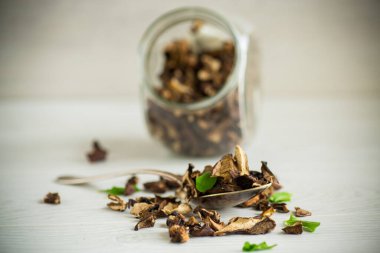 Açık ahşap bir masada kurutulmuş, yenilebilir mantarlar.