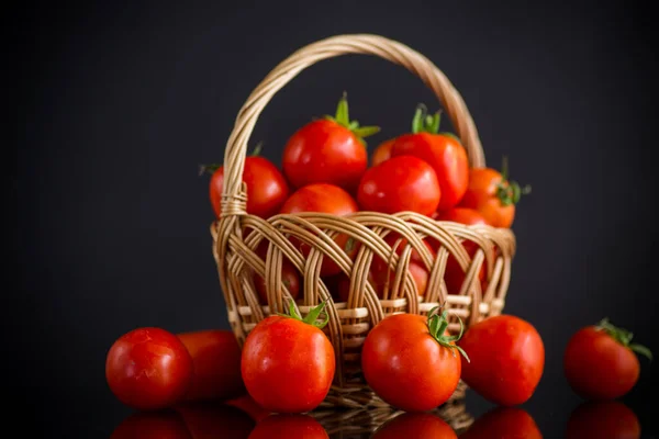 Frische Reife Rote Tomaten Korb Isoliert Auf Schwarzem Hintergrund — Stockfoto