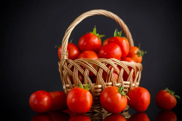 Verse Rijpe Rode Tomaten Mand Geïsoleerd Zwarte Achtergrond — Stockfoto