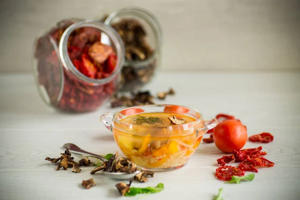 Sopa Legumes Com Cogumelos Secos Tomates Secos Uma Tigela Mesa — Fotografia de Stock