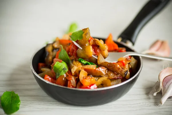 Berenjenas Fritas Con Pimientos Tomates Cebollas Ajo Una Sartén Sobre — Foto de Stock