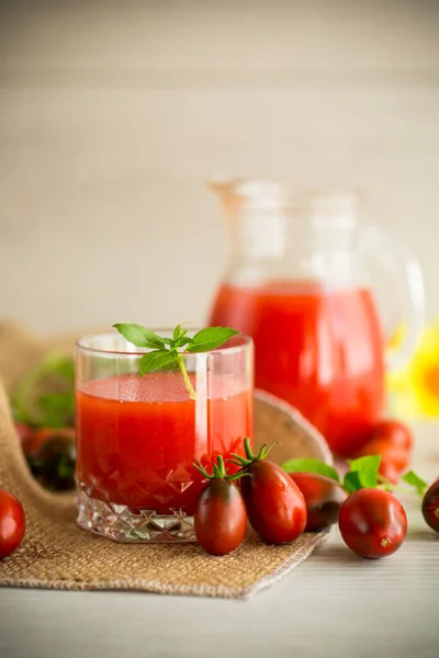 自制的新鲜番茄汁 用纸浆在玻璃瓶中 放在木制桌子上 — 图库照片