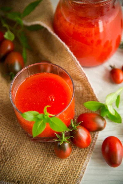 Hausgemachter Frisch Gepresster Tomatensaft Mit Fruchtfleisch Glasdekanter Auf Einem Holztisch — Stockfoto