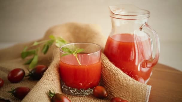 Domowej roboty świeżo wyciskany sok pomidorowy z miąższem w szklanym karafce — Wideo stockowe